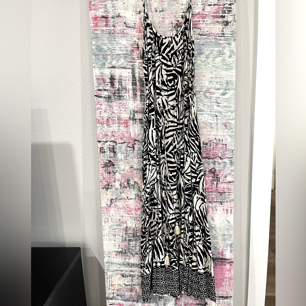 Long black and white dress with waist tie